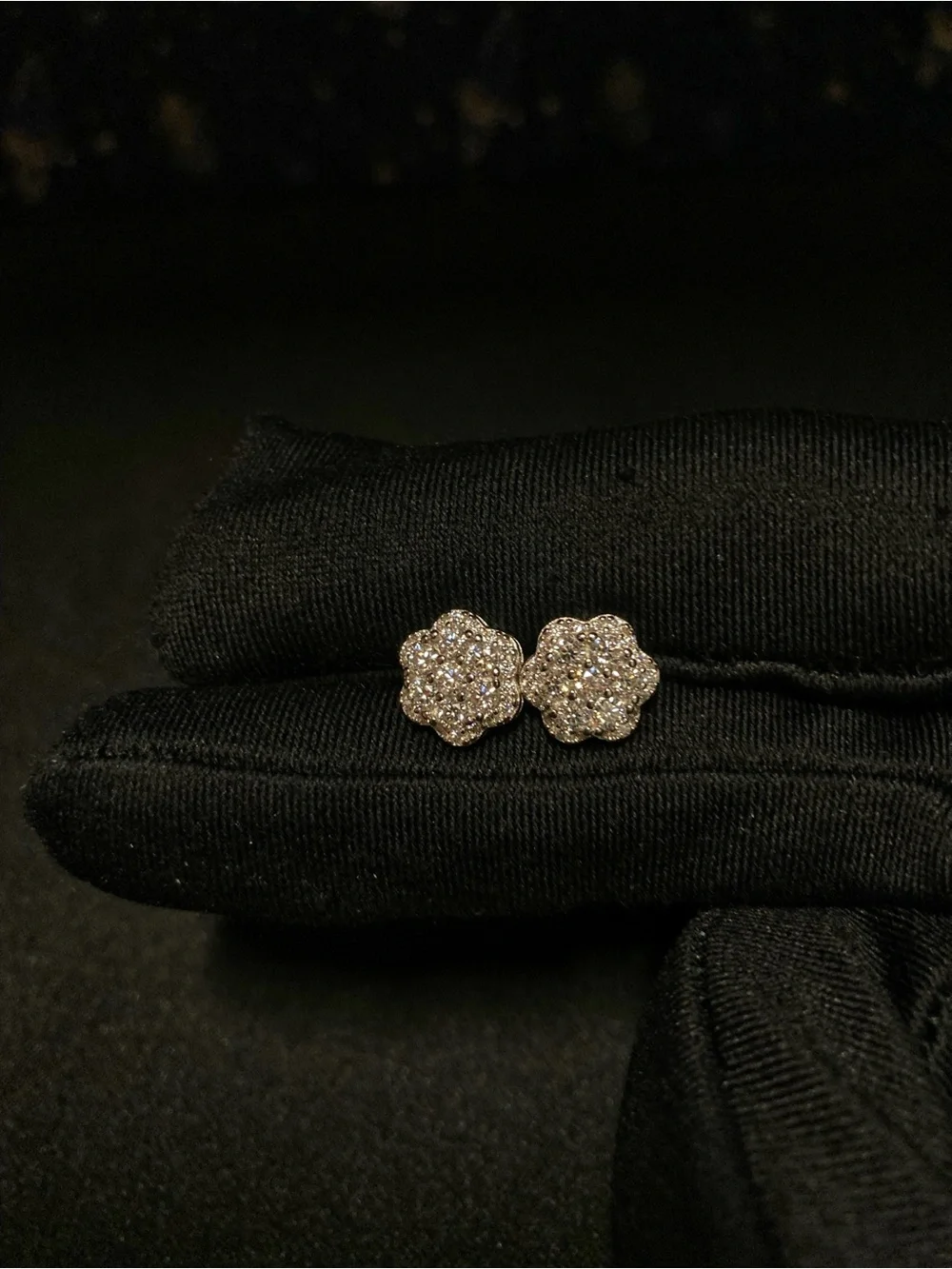 ✨ BRAND NEW 925 STERLING SILVER MOISSANITE EARRINGS ✨